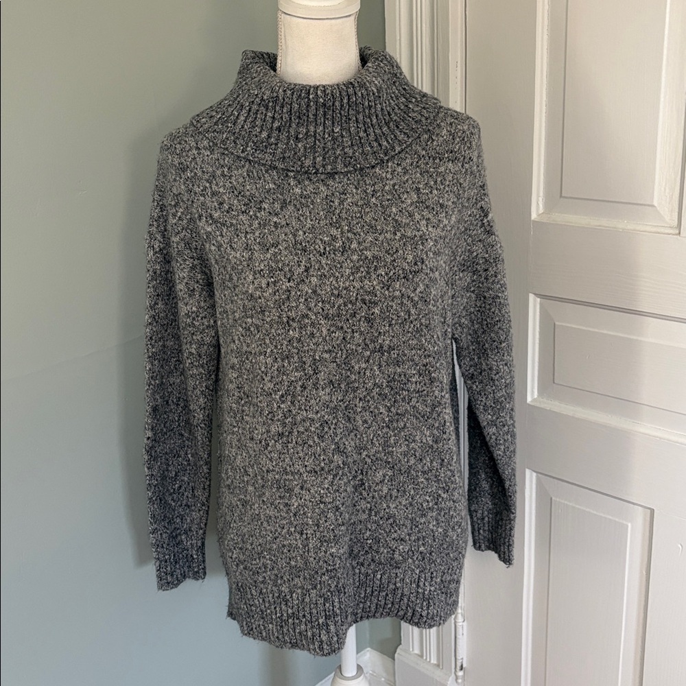 Old Navy Gray Slouchy Turtleneck Sweater Size medium‎
